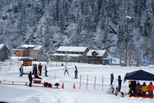Start- und Ziel des Langlaufs auf dem Sportplatz Engi Turnerskitag 2013