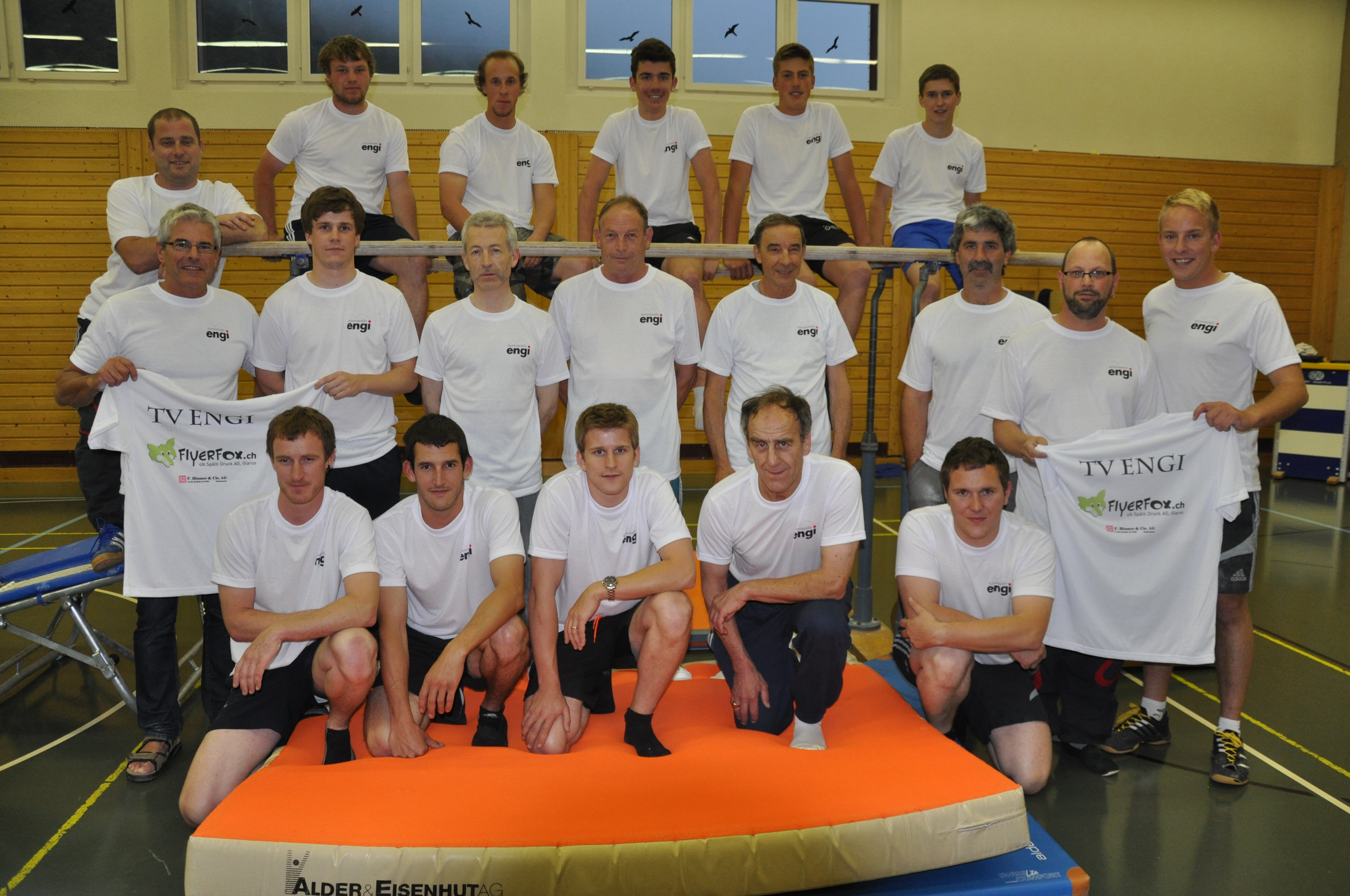 Der Turnverein Engi mit seinen neuen T-Shirts TVE neue Shirts