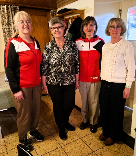 die 20 jaehrigen Mitglieder mit der neuen Turnerin